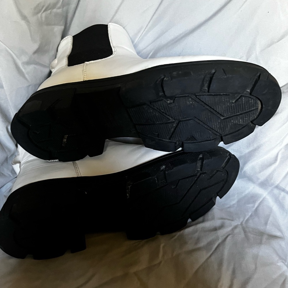 CLOVER~CUSHIONAIRE~WHITE/BLACK~ANKLE BOOTS~8.5 - Picture 13 of 13